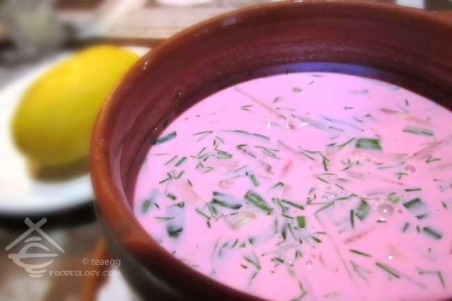 【teaegg在欧洲の写在美食里的立陶宛】 Kaimiški Šaltibarščiai – cold borscht / cold beetroot soup | 甜菜冷汤 这抹鲜粉来自红甜菜根（beetroot）和立陶宛传统酸奶油。甜菜冷汤在很多东欧国家都有，据说乌克兰持有原始版权，不过粉得这么耀眼的在立陶宛是独一家。汤并不浓稠，里面飘荡着甜菜根丝、黄瓜丝还有其他各种蔬菜丝，当然少不了欧洲人爱用的莳萝（dill）。跟汤一起上来的还有两片白煮蛋和一个热乎的白煮马铃薯。 汤味道不重，前几口感觉很清爽，配着粉粉的热马铃薯吃，还真是挺舒服的。