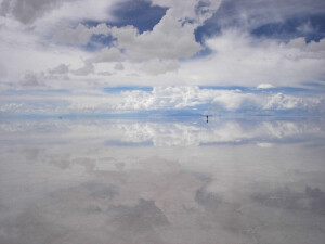 乌尤尼盐沼（Salar de Uyuni）位于玻利维亚西南部的乌尤尼小镇附近，覆盖着的浅水让它看起来像一面巨大的镜子，倒映着插画一般的美景。