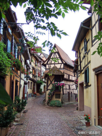 法国一个小镇——Eguisheim ；我觉得自己站在画里。