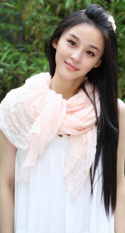 如果你想念我，就抬头看看我们共有的天空，如果天空依然蔚蓝，就不要再哭泣，因为我的离开并没有带走属于你的世界。我并没有离开，花儿依然娇艳，在清晨的第一缕阳光中骄傲的盛开着。