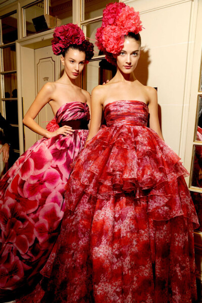 Giambattista Valli 2012春夏高级定制秀于2012年1月23日在巴黎发布。这一季花朵的元素无处不在，立体花朵的运用成为Giambattista Valli 2012春夏高级定制的主旨。而在 Giambattista Valli 后台，花朵细节在模特们生…