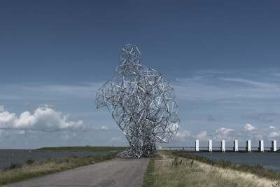 钢铁装置艺术，来自ANTONY GORMLEY ，作品曾经在 TED 展览馆展出。