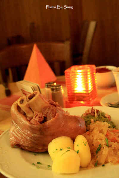 Schweinehaxe，著名的德国煮猪肘