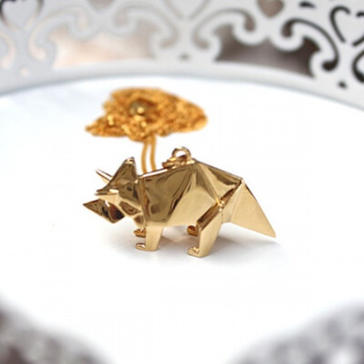 三角龙 项链 Origami Jewellry：折纸艺术之三角龙银镀金长款项链。 这是一只三角恐龙，Modele Triceratops。出生于2009年，产品包括包装均来自于法国巴黎。