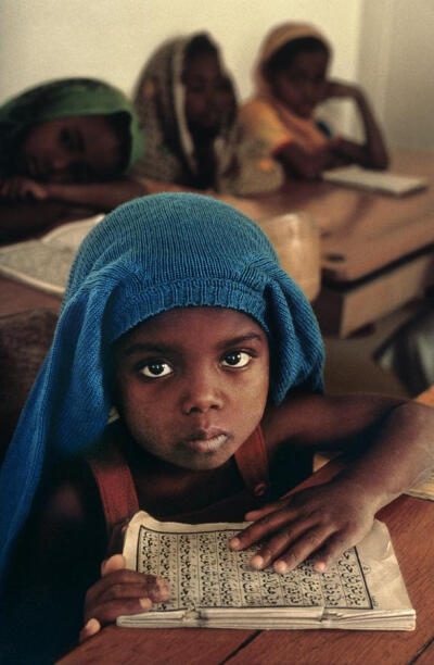 《Different Childhood》（不同的童年），美国著名摄影师Steve McCurry作品（阿富汗）..