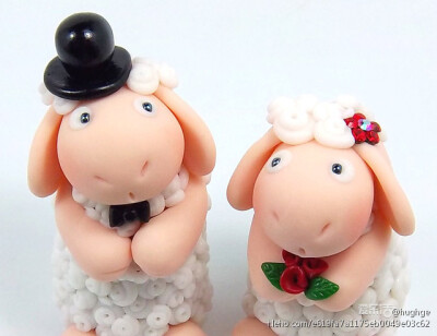 来自希腊的Maria，她自己有一家手工工作室来着，今天看到的这些就是定制蛋糕，特别是婚礼蛋糕最顶上的王子和公主，只是他们换成了可爱的动物们。