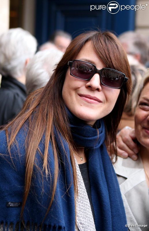 Keren Ann lors de la cérémonie dévoilant une plaque en hommage à Henri Salvador à Paris le 9 novembre 2011.