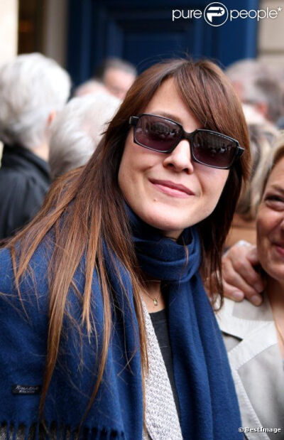 Keren Ann lors de la cérémonie dévoilant une plaque en hommage à Henri Salvador à Paris le 9 novembre 2011.