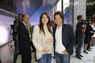 Keren Ann dévoile son ventre rond au côté de l&#39;acteur Frédéric Diefenthal à l&#39;inauguration du concept store BMW de l&#39;avenue George-V, à Paris, le 23 mai 2012.