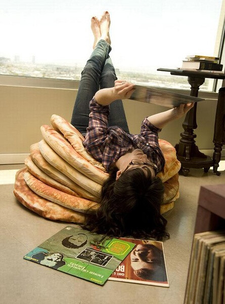 一款名为&quot;煎饼&quot;的地板枕，直接躺上面，玩法鲜新，饶有趣味。