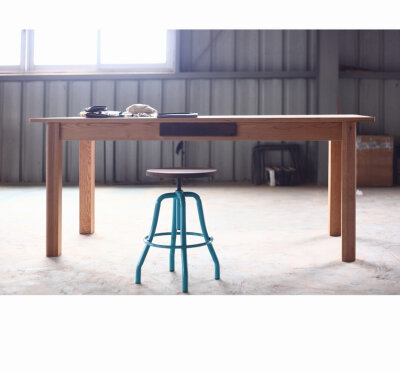 一张带有抽屉的餐桌 ，它亦可以为书桌或者工作台。这个抽屉有不小的容量。但是比较隐蔽在桌子的侧板下面。可是黑胡桃材质却又让它成为桌子的亮点。厚重的桌腿会让人产生牢固和放心使用的感觉。