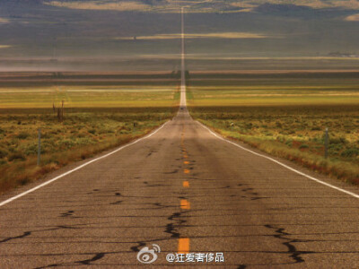 美国50号公路被称为“全美最孤独的公路”。单单这幅照片就足够吸引人了。。。