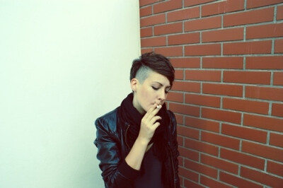 特立独行的短发、