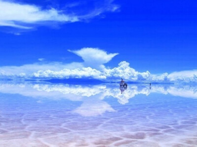 乌尤尼盐沼（Salar de Uyuni）位于玻利维亚西南部的乌尤尼小镇附近，覆盖着的浅水让它看起来像一面巨大的镜子，倒映着插画一般的美景。