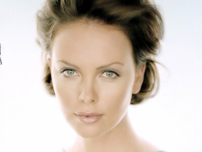 charlize_theron 每次看到她心里就不自觉地念着“Dior j'adore”