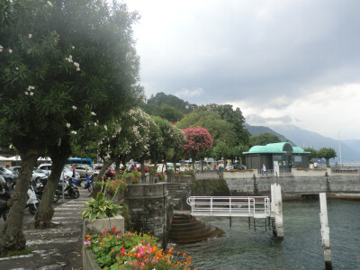 Lake Lecco ，就是Como的对岸，背山靠海的小镇，能看到山上的云雾，阳光下非常美丽。