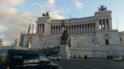 Rome Piazza Venezia 雪白的建筑，十分宏伟