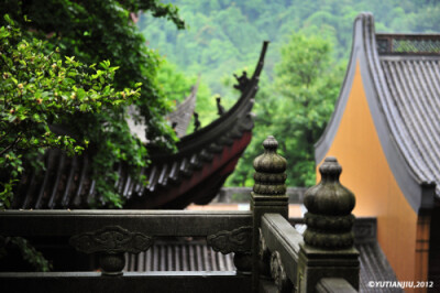 山钟夜渡空江水，汀月寒生古石楼。 灵隐寺，杭州