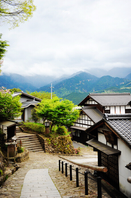 马笼宿位于岐阜县中津川市，是一个古驿站。村子石板坡道的老街两旁， 江户时期的木屋鳞次栉比，溪水潺潺。小镇上有很多上了年纪的老人仍在忙碌着，或许经过他们手中的食物本身就带有时光的味道。