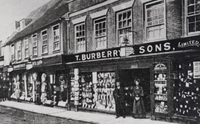 1956 Burberry的第一家店。年仅二十一岁的英伦小伙子Thomas Burberry一手创立了Burberry品牌，在英国南部的Hampshire（汉普夏郡）Basingstoke （贝辛斯托克）市开设了他的第一家户外服饰店。优良的品质、创新面料的…