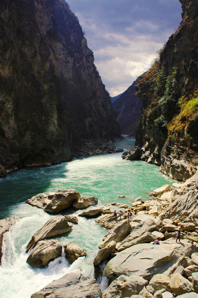 峡内有险滩 12处,最窄处仅 30米,江心有一巨石