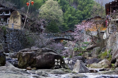 林坑并非徒有虚名，它有楠溪江保存最完整的山地民居，所幸未遭过度开发，那些造型玲珑剔透的木屋至今仍掩映在青山绿水中，古朴自然。 林坑古村，永嘉县，浙江温州