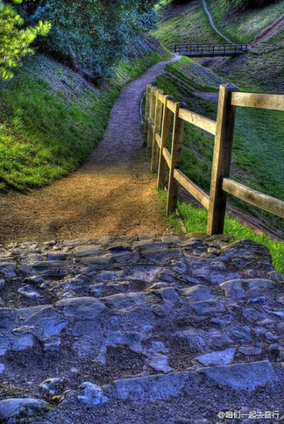 无论走到哪里，都应该记住，过去都是假的，回忆是一条没有尽头的路，一切以往的春天都不复存在，就连那最坚韧而又狂乱的爱情归根结底也不过是一种转瞬即逝的现实