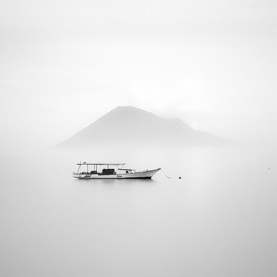 推崇极简主义的印度尼西亚摄影师Hengki Koentjoro拍摄的一组云雾缭绕简单而又美丽的黑白景物摄影作品欣赏