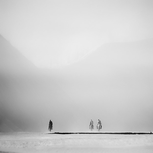 推崇极简主义的印度尼西亚摄影师Hengki Koentjoro拍摄的一组云雾缭绕简单而又美丽的黑白景物摄影作品欣赏