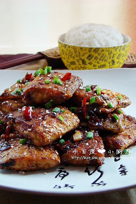 材料 带鱼 生抽 鸡精 生粉 淀粉 白糖 姜葱蒜 料酒 盐 老抽 陈醋 花椒 红辣椒 白芝 作法1.将买回来的带鱼洗干净，沥干水分后切成小块，用生抽、料酒、花椒粒和生姜腌制1小时左右;2.取出腌制好的带鱼，将花椒和生姜去掉，两面均匀沾上生粉和面粉的混合物;3.锅中倒油，温热后将带鱼块逐个放入，煎至两面金黄;4.另起锅，锅中热油，倒入姜丝、蒜粒和红辣椒丝，炒匀爆香;5.捞出煎好的带鱼，倒入锅中;6.加入盐和糖翻炒均匀;7.加老抽，点少许水，小火焖10分钟;8.撒点鸡精、倒点陈醋翻炒出锅，撒芝麻和葱花即食。