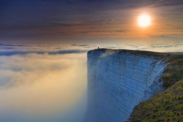 英国英吉利海峡比奇角的多佛(dover)白崖和灯塔。这一片长达5公里的白色悬崖非常壮观，连接英国南部的两个海滨城市，伊斯特本和布莱顿。很难想象这些远看有点像南极冰山的悬崖，竟是由细小的海洋生物以每年0.015毫米的速度沉积而成，这样的速度持续了1600万年以上。