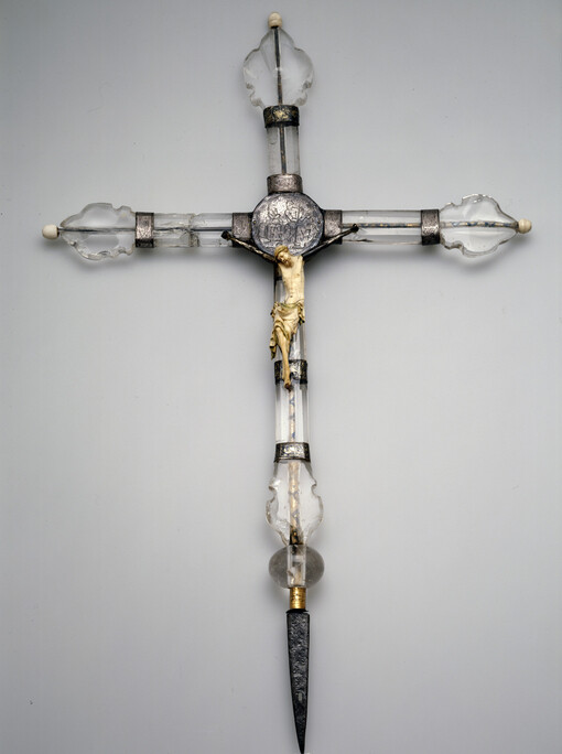 “An ivory Christ with copper arms that were probably added at a later date.、