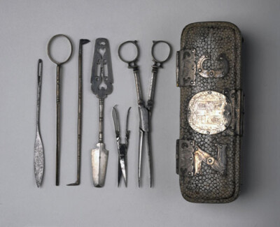 Antique English surgical instruments and case, circa 1650、