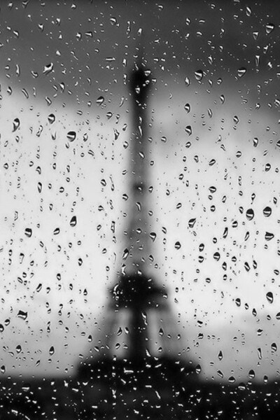 水霧下模糊的暮色のParis Tower"