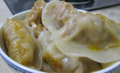 【电饭锅懒人菜:煎饺】用电饭锅就能做出货真价实的煎饺哦，做法： 1、电饭锅内锅里倒入一点油，抹匀锅底。2、均匀铺放一层速冻饺子，倒入清水，清水没过饺子的一半，盖上锅盖；3、按下煮饭开关，就等开关自动跳起。