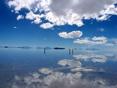 传说中的天空之镜是乌尤尼盐沼（Salar de Uyuni），它位于玻利维亚西南部的乌尤尼小镇附近，是世界最大的盐沼，东西长约250公里，南北宽约100公里，面积达10,582平方公里