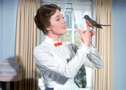 欢乐满人间 Mary Poppins :在油画里骑马，笑着笑着就飘起来，在烟囱中跳舞，出现英语里最长的单词,“supercalifragilisticexpiadocious ”，这个字是由34个字母组成的意思就是“好”，歌美，故事童话色彩，小时候最爱看了。