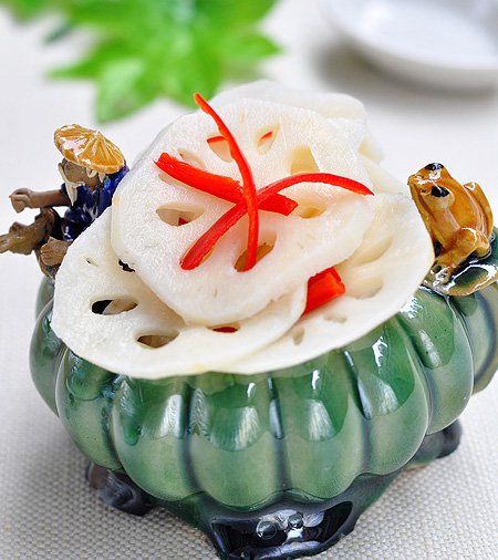 材料 新鲜莲藕 330克 白糖 2大匙 红朝天椒 颗 盐 1茶匙 白醋 1大匙 凉开水 克 作法 1.莲藕洗净，去皮切成薄片，用凉水冲洗净表面的淀粉质，用一茶匙细盐腌制五分钟； 2.准备400克温开水，放入2大匙白砂糖，搅拌让糖溶化； 3.再放入白醋1大匙混合均匀； <br />4.当水变凉后，放入切细的红椒丝； <br />5.再将盐浸过的藕片放入水中，盖上盖移入冰箱浸泡过夜即可食用。