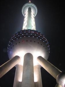 特色景点：东方明珠电视塔建筑动工于1991年，于1994年竣工，投资总额达8.3亿元人民币。高467.9米，亚洲第三，世界第五高塔，仅次于日本东京天空树电视塔(634米)、广州新电视塔(600米)、加拿大的加拿大CN电视塔（553.…