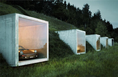 【爱稀奇的房交会】半山停来自建筑设计师Peter Kunz的创意，半山停车库（Garagenatelier），位于瑞士Herdern，它将停车场变成了山间的展示橱窗。一共只有8个车位，每个车位都在倾斜的山腰之上，通过山腹部的通道来连…