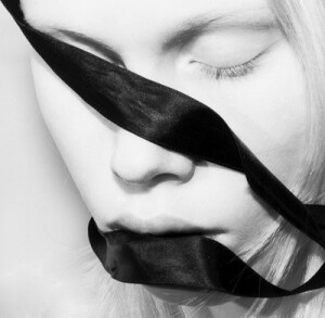 veuvenoir:  Sara Landfors (mebay)