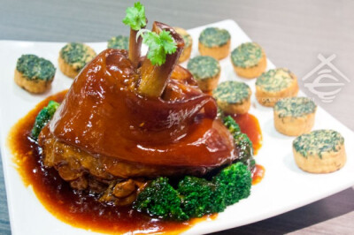 【本帮元蹄】 这是翡翠江南最贵的一道菜（$28.80），也是最壮观的一道。
