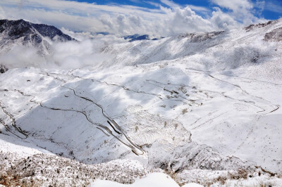 西藏 昌都 业拉山 怒江72拐：骑行318川藏南线途经业拉山时遇大雪封山，徒步推行上山，雪后怒江72拐如此震撼。