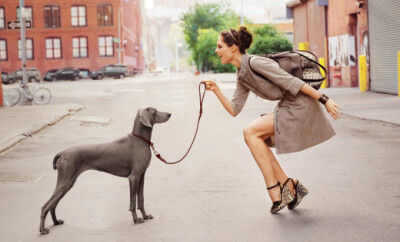Longchamp Spring 2012 Campaign 名模COCO Rocha 与狗演绎 Longchamp2012款包包风采。 全组图片链接：http://dhdesign.diandian.com/post/2012-07-03/40030799314