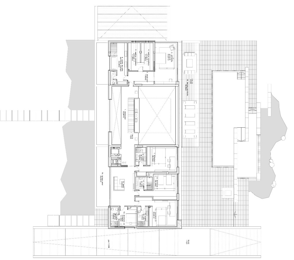 住宅结构层次分明，采用大量的直线和简单形体元素。住宅正面使用的材料是用大理石石灰华，且正面上设计了多个窗户。这些设计使得住宅内部自然光线充足。 住宅占地面积1600 平米，共三层（地下室、一楼和二楼）。住宅随着倾斜的地势而建。地下室作为车库和工作室之用;第一层则主要是作为公共空间使用，如客厅、用餐室、起居室等等；第二层则作为私人空间使用，如卧室和其它一些房间。住宅庭院中有一个80 平米的泳池，这个泳池和普通泳池不同，它拥有一个特殊的几何形状。虽然泳池形状特殊，不过和这套简洁的住宅倒是相互搭配。