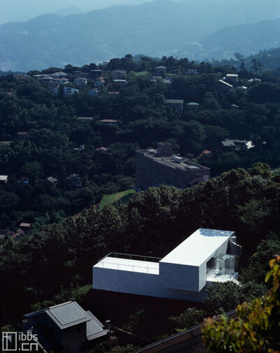 日本富士山建筑师工作室（Mount Fuji Architects）为名叫“加号”（Plus）的私人住宅完成了建筑设计和室内设计。该项目位于伊豆山上，能够从南侧眺望远处的太平洋。