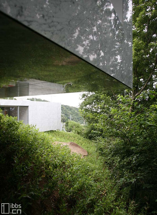 日本富士山建筑师工作室（Mount Fuji Architects）为名叫“加号”（Plus）的私人住宅完成了建筑设计和室内设计。该项目位于伊豆山上，能够从南侧眺望远处的太平洋。