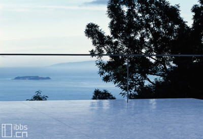 日本富士山建筑师工作室（Mount Fuji Architects）为名叫“加号”（Plus）的私人住宅完成了建筑设计和室内设计。该项目位于伊豆山上，能够从南侧眺望远处的太平洋。