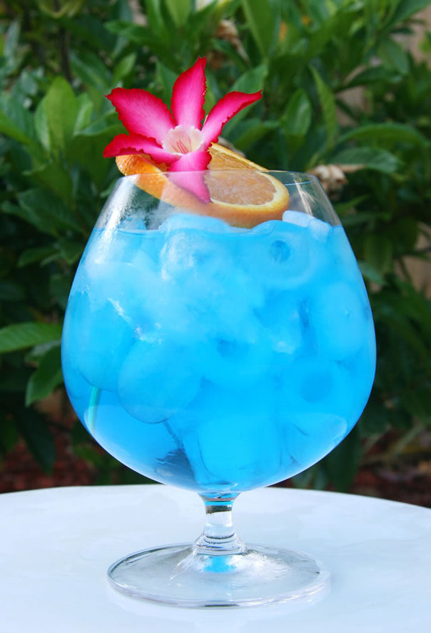 blue ocean cocktail drink 鸡尾酒，看起来有黑子的味道。哎？哪里好像不对。。。