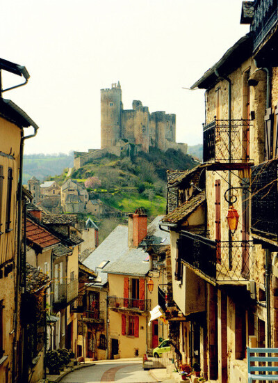 暂时告别闹市的喧嚣，来到小村等待下一个晨曦。 Location：Najac，法国